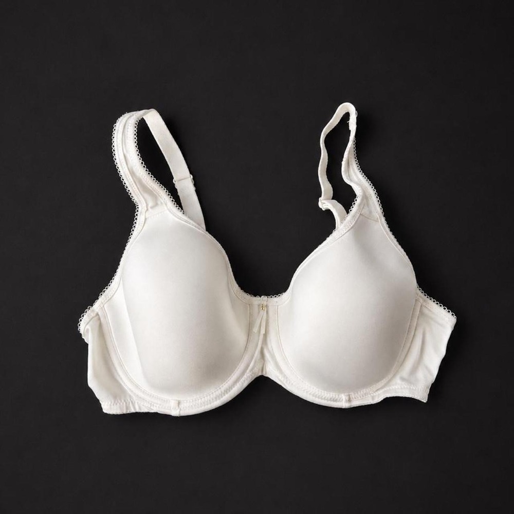Wacoal off white bra with lace trim, new and unworn without tags. Size: 36C